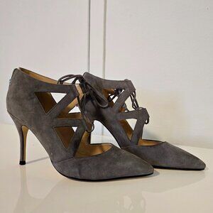 Suede pumps with cut-outs